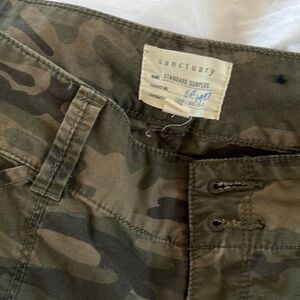 SANCTUARY Sanctuary Terrain Crop Cargo
Pants
MOTHER NATURE CAMO,
Size 26